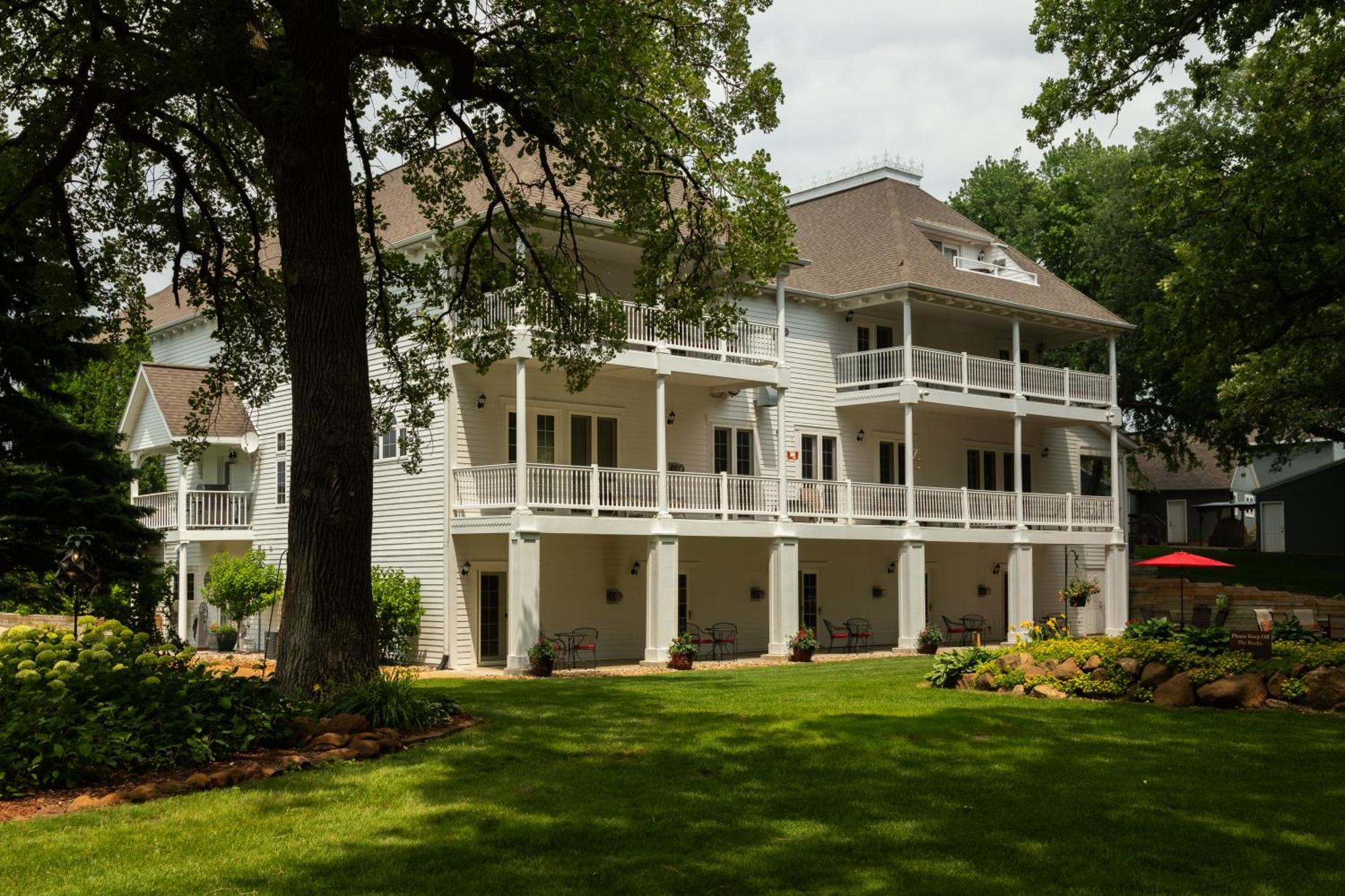 The Oakwood Inn Okoboji Buitenkant foto